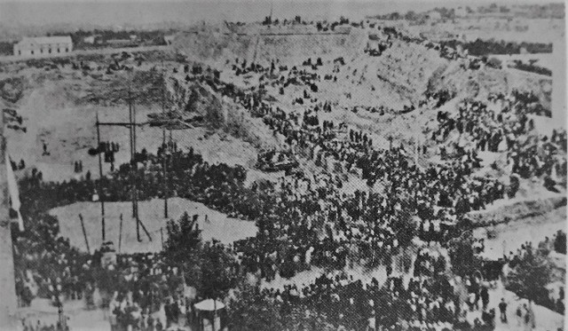 Rambla Nova finals S.XIX. En primer terme un grup de circ. A la dreta, fragments de muralla i un baluard. Al fons, l'edifici de les Germanetes dels Pobres que és on actualment es troba la Font del Centenari (metre amunt, metre avall).