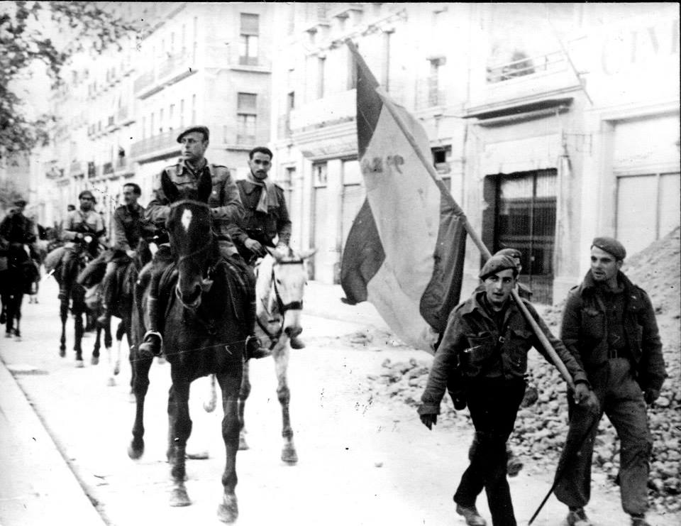 15-01-1939 Entrada de les tropes franquistes a la ciutat, davant del Gran Hotel del Centro nº 61 de la Rambla Nova