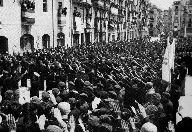 Milicians franquistes cantant el cara al sol a la Plaça de la Font