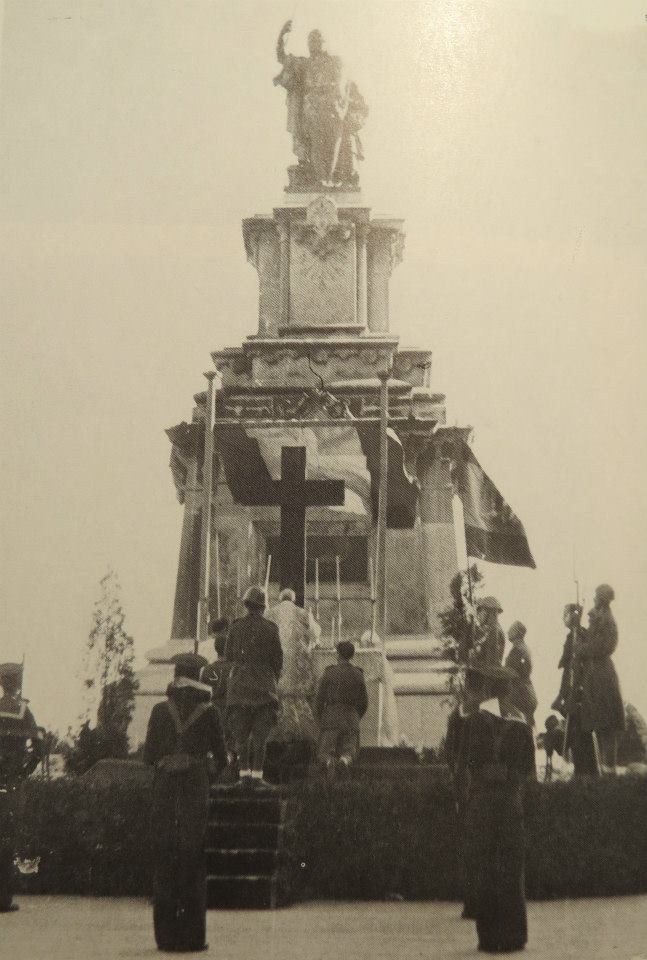 Missa de campanya a l'estàtua de Roger de Llúria (gener 1940)