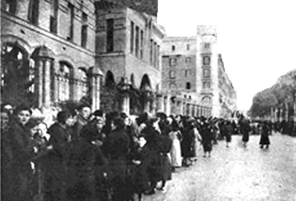 Any 1939 Rambla Nova, cues per recollir aliments de l'Auxili Social