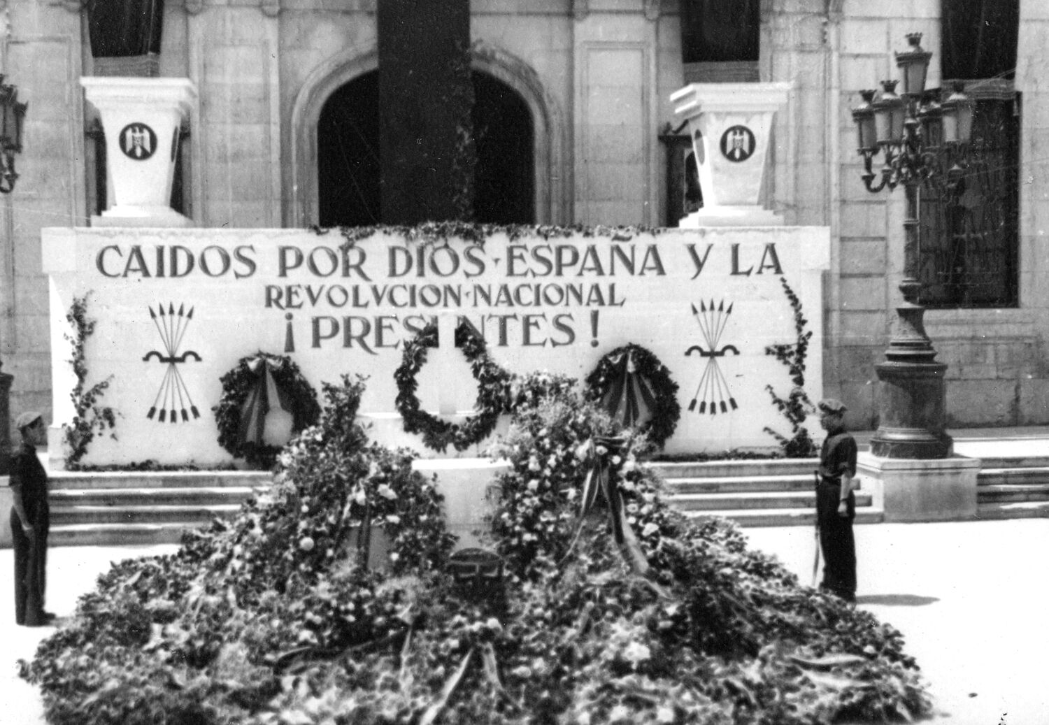 Monument als franquistes "caiguts" a la Plaça de la Font 