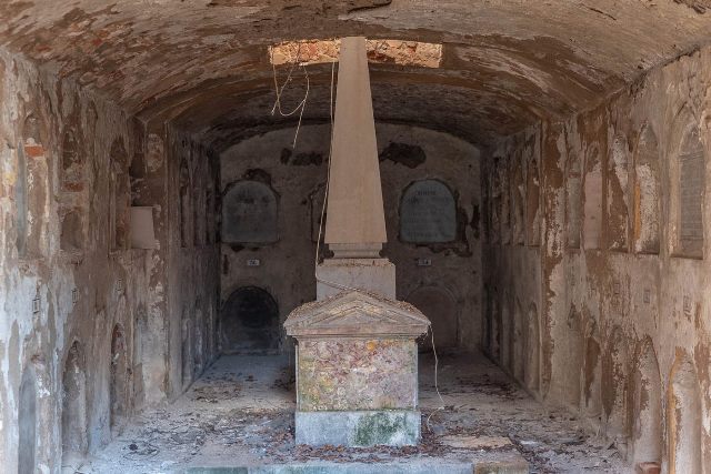 Interior de la cripta Interior del cementiri