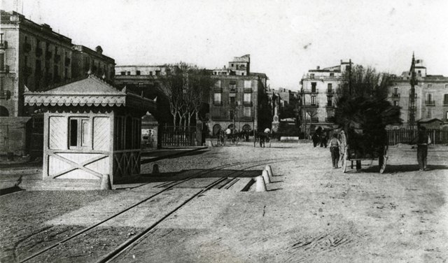 Bàscula impressora per a carros i vagons situada a l'accés al Port per la plaça dels Carros, (abans plaça Olòzaga). Any 1909.