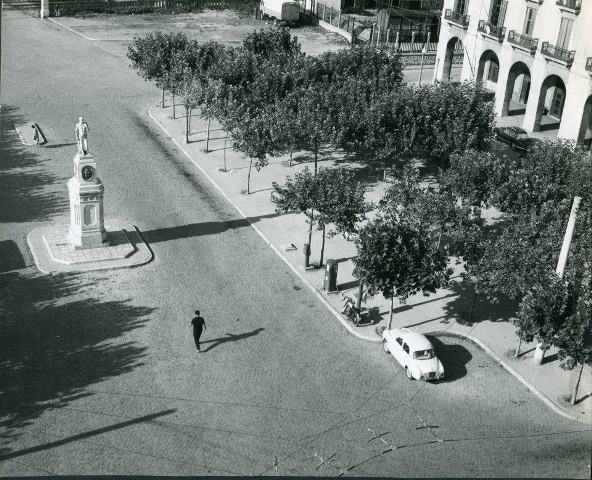 Plaça dels Carros. A ma dreta la benzinera (any 1952)