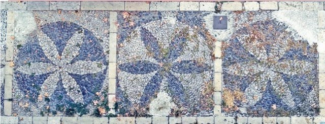 Detall de la vorera de la part est de la Plaça dels Carros. Al davant del M.O.P. (Ministerio de Obras Públicas)