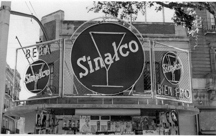 Anunci de Sinalco al sostre del quiosc del davant de l'edifici de la Telefònica a la Rambla Nova (1957)