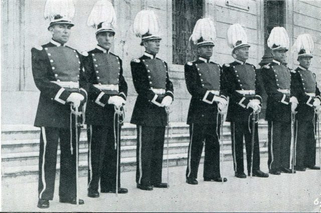 Guàrdia Urbana de gala a la porta de l'ajuntament. Anys 50 segle XX.