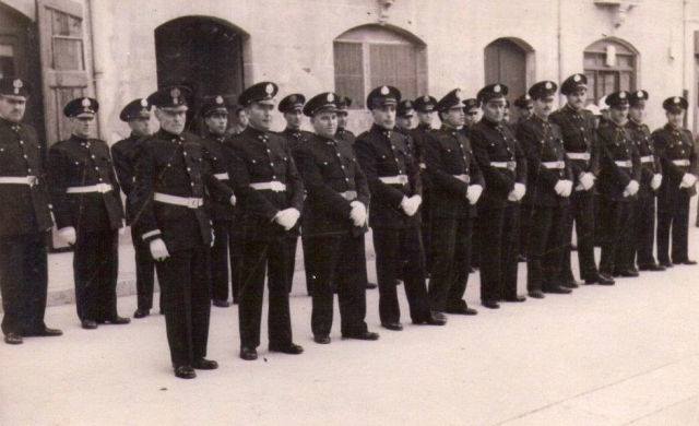 Formació de la Guàrdia Urbana a la Plaça de la Font anys 30 segle XX