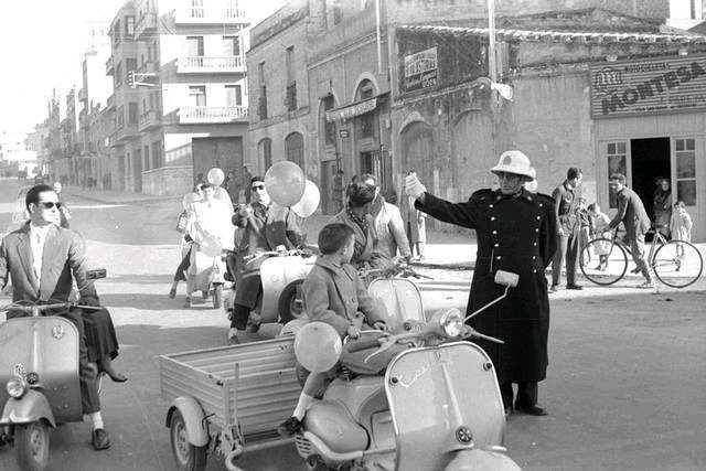 Guàrdia Urbà a la cruïlla dels carrers Ramón y Cajal amb Prat de la Riba any 1956