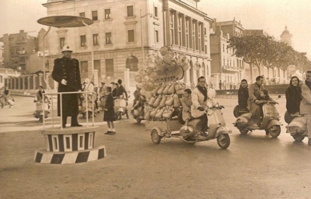 Guàrdia Urbà dalt de la seva plataforma a la Rambla Nova. Any 1958