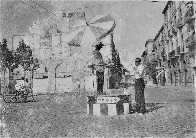 Guàrdia Urbà a la plataforma de la Plaça dels Carros /carrer Reial anys 50 segle XX