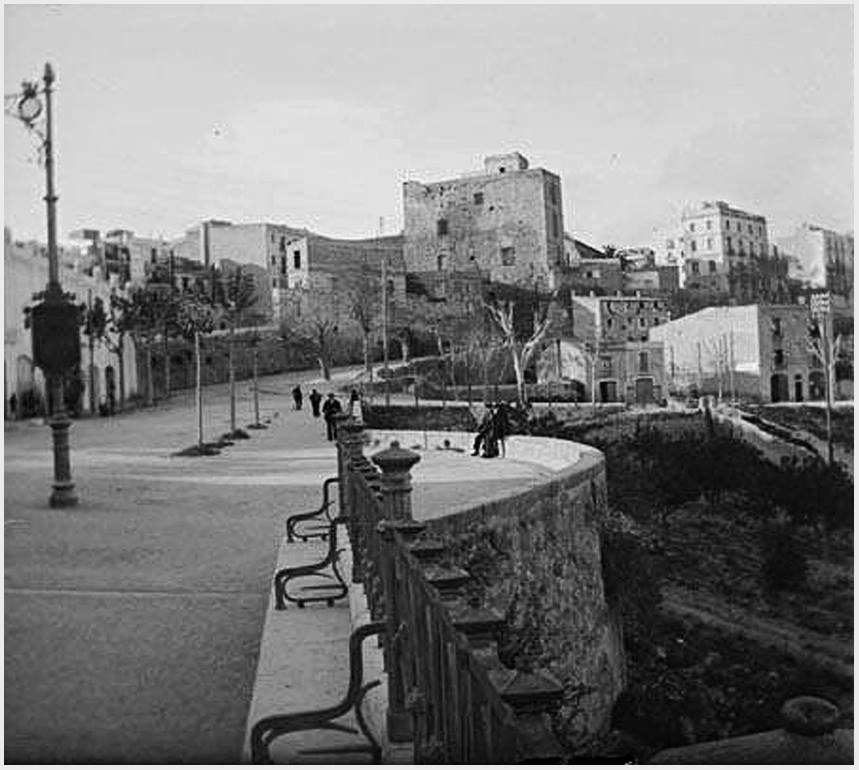 Aquesta fotografia és de l'any 1916 i es correspon al tram final del Passeig de les Palmeres i l'inici del Passeig de Sant Antoni.