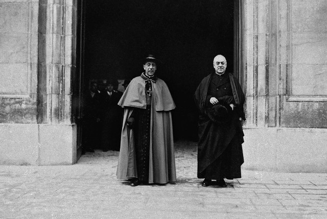 El Cardenal Vidal i Barraquer i el Bisbe auxiliar Manel Borràs davant la porta de l'ajuntament de Tarragona (1925)
