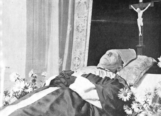 El cos del Cardenal a la capella ardent de Friburg