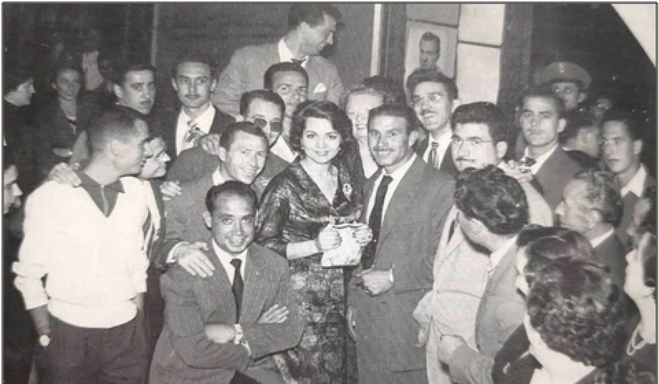 Sara Montiel rodejada d'admiradors (amb el moneder ben agafat!). Any 1957