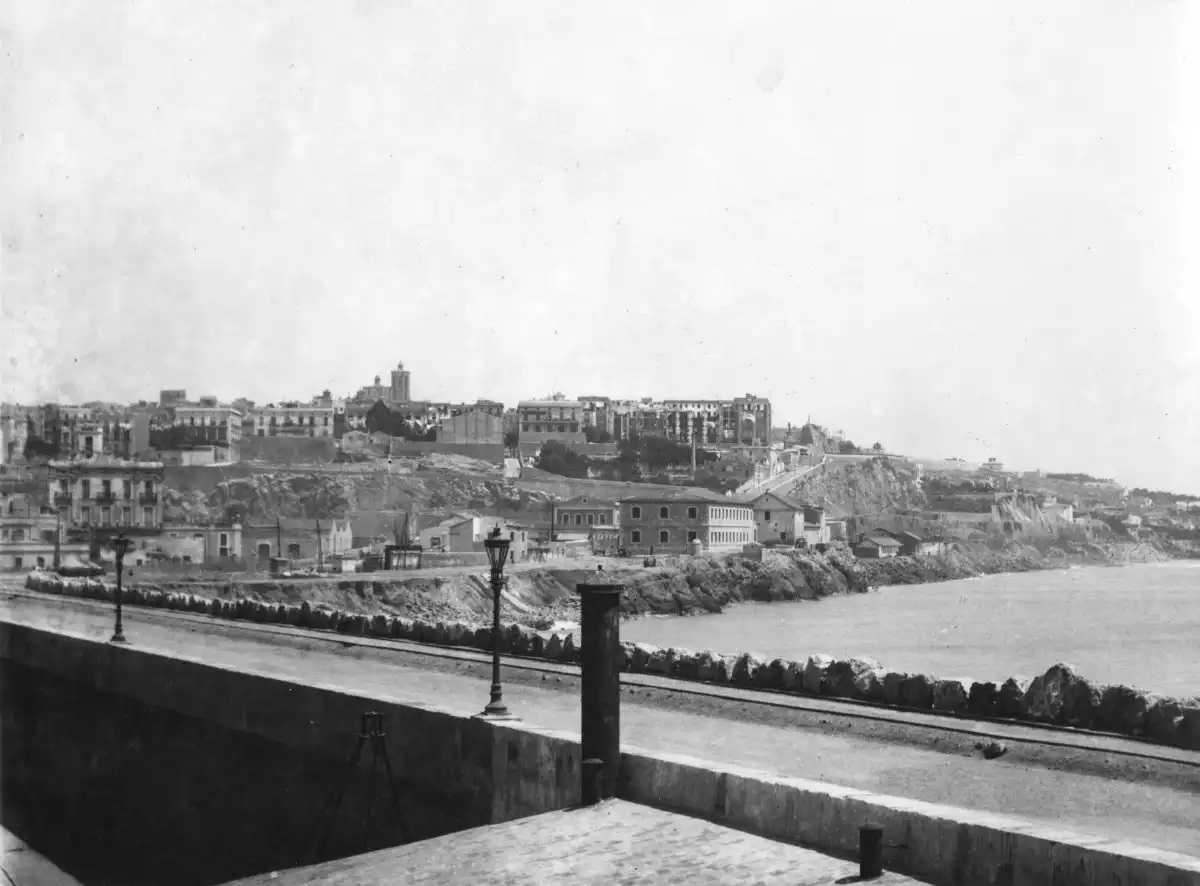 Dic de llevant amb l'estació i el penal de la pedrera al fons (1915)