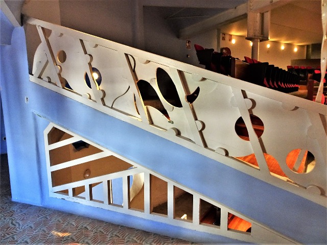 Detalls decoratius a la planta de la platea