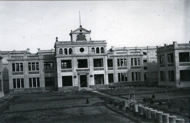 La fàbrica de tabacs en construcció (1927)