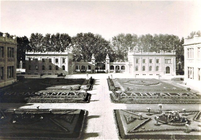 Jardins d'entrada a la fàbrica de tabacs (1927)