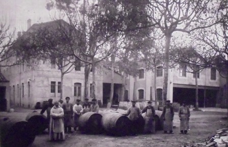 Principis del segle XX. Pati de la Chartreuse amb un grup de boters