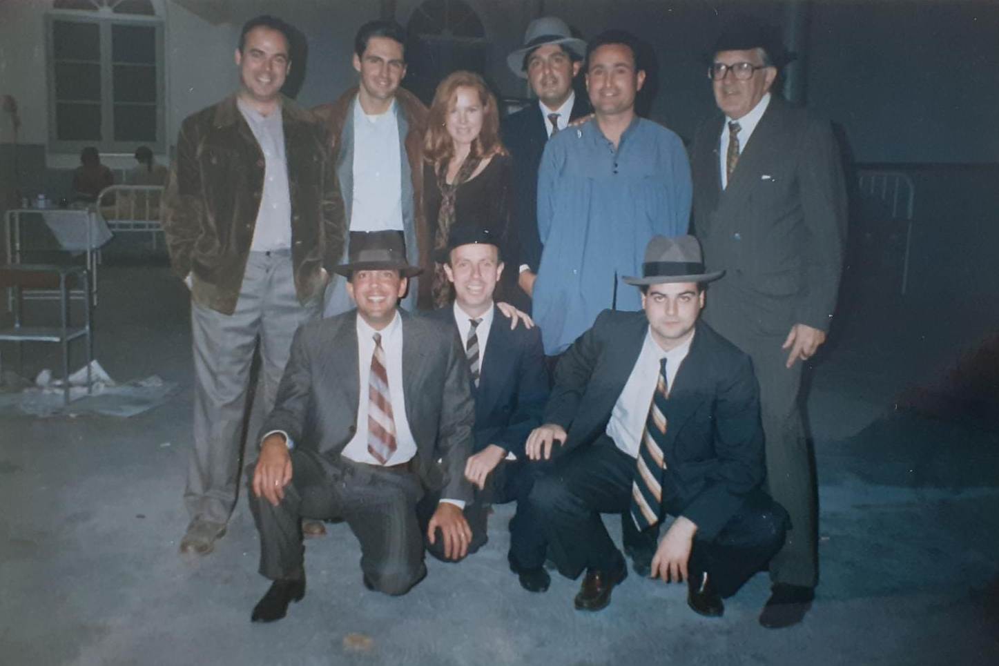 Grup d'extres de la pel·licula "Terra de Canons" amb l'actriu Sydne Rome (1993)